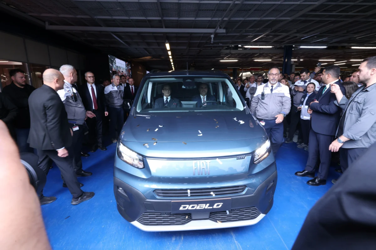 Tofaş fabrikasında katılımcıların arasında görülen mavi Fiat Doblo