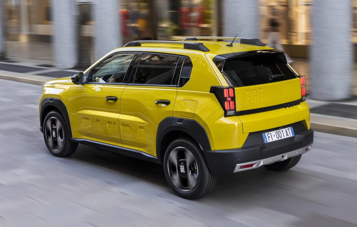 Sarı Fiat Grande Panda’nın arkadan görünümü