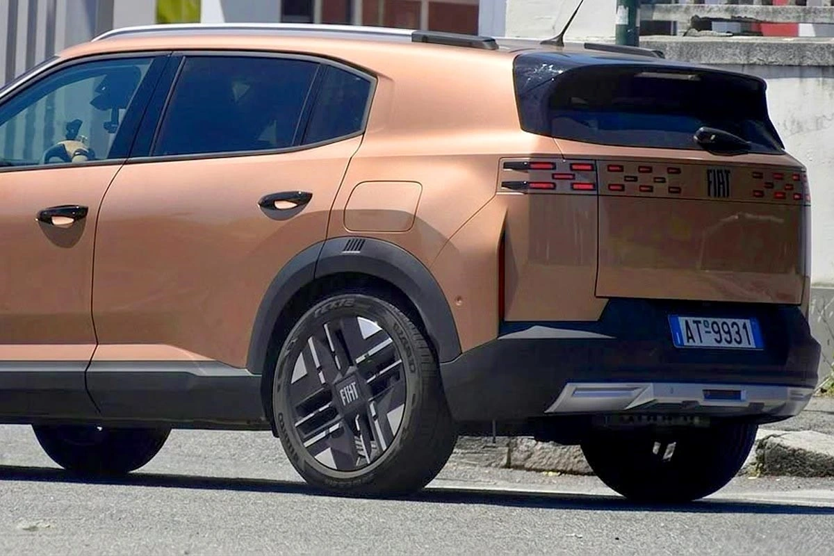 Fiat Grizzly’nin yan ve arka görünümü, köşeli arka tasarımı ve LED stop lambaları
