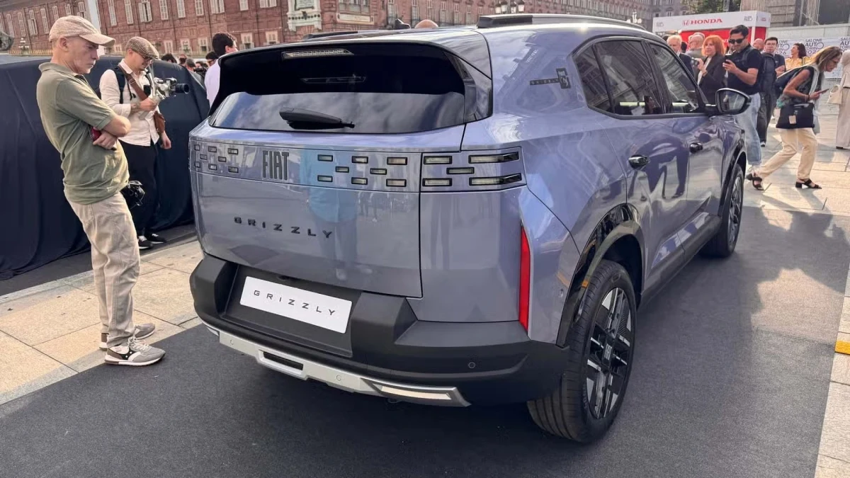Kalabalık bir etkinlik alanında sergilenen Fiat Grizzly’nin arka görünümü