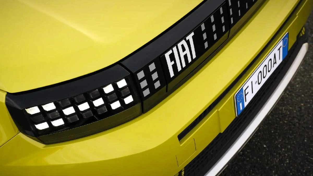 Sarı Fiat otomobilin logosu ve ön ızgarasının yakın plan görüntüsü