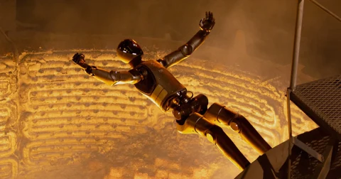 Figure F.02 insansı robotu, turuncu ışıkla aydınlanan büyük bir döküm ocağının içinde havada görülüyor