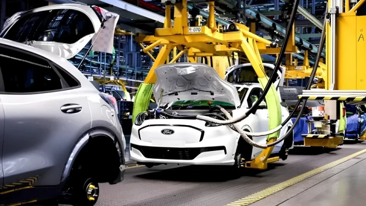 Ford otomobil üretim hattında montajı süren araçlar