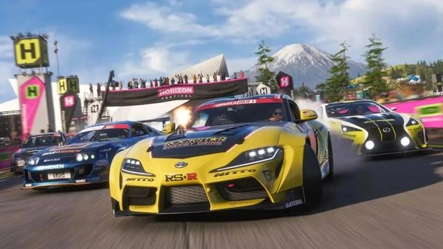 Forza Horizon 6’da festival alanında yarışan üç otomobil