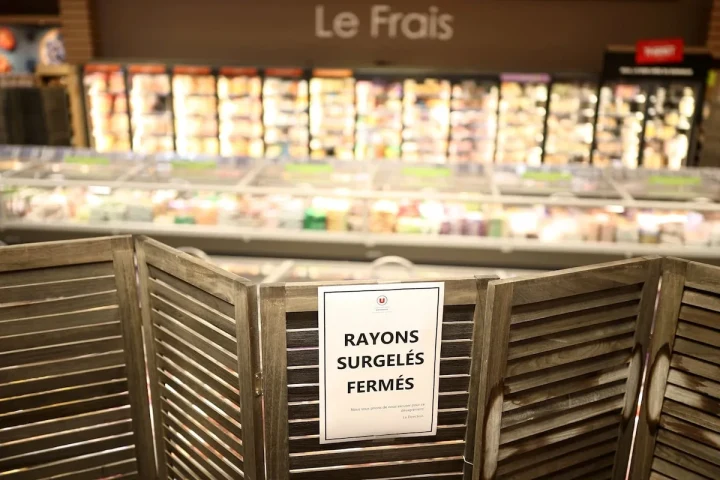 Fransa’daki bir markette dondurucu reyonunun önünde kapalı uyarı levhası