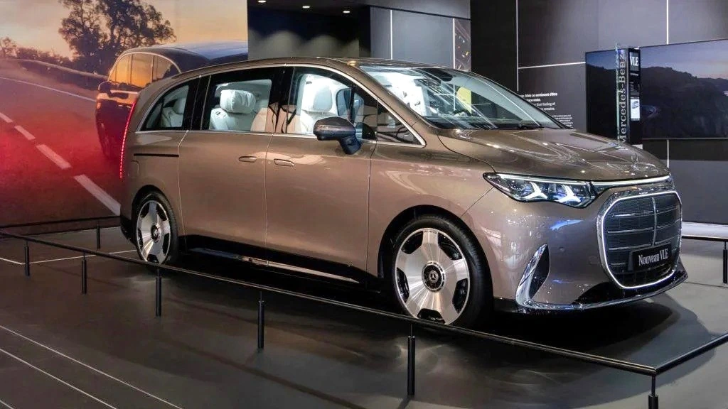 Fuarda sergilenen kahverengi Mercedes minibüs