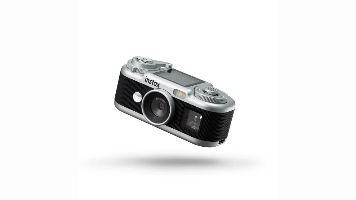 Beyaz fonda gümüş ve siyah renkli Fujifilm instax Pal 2 kamera