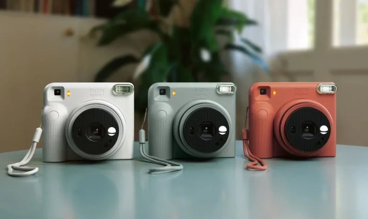 Fujifilm instax SQUARE 2 anında fotoğraf makineleri Misty White, Slate Blue ve Brick Red renklerinde
