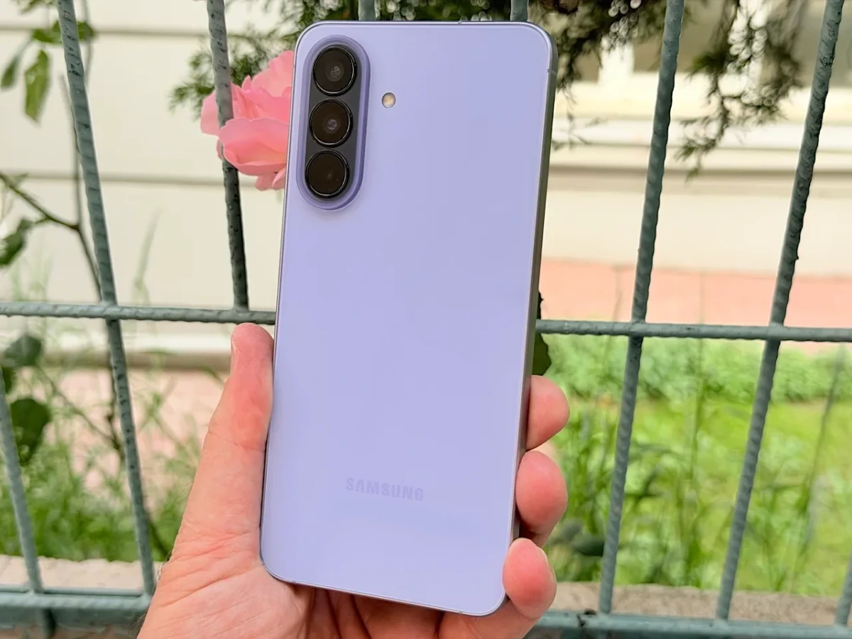 Bir kişinin elinde tuttuğu açık mor renkli Samsung akıllı telefonun arka yüzü