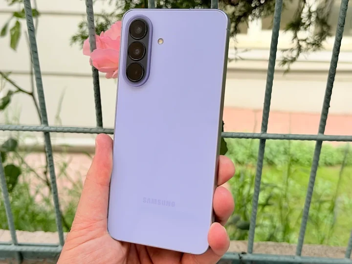 Bir kişinin elinde tuttuğu açık mor renkli Samsung akıllı telefonun arka yüzü