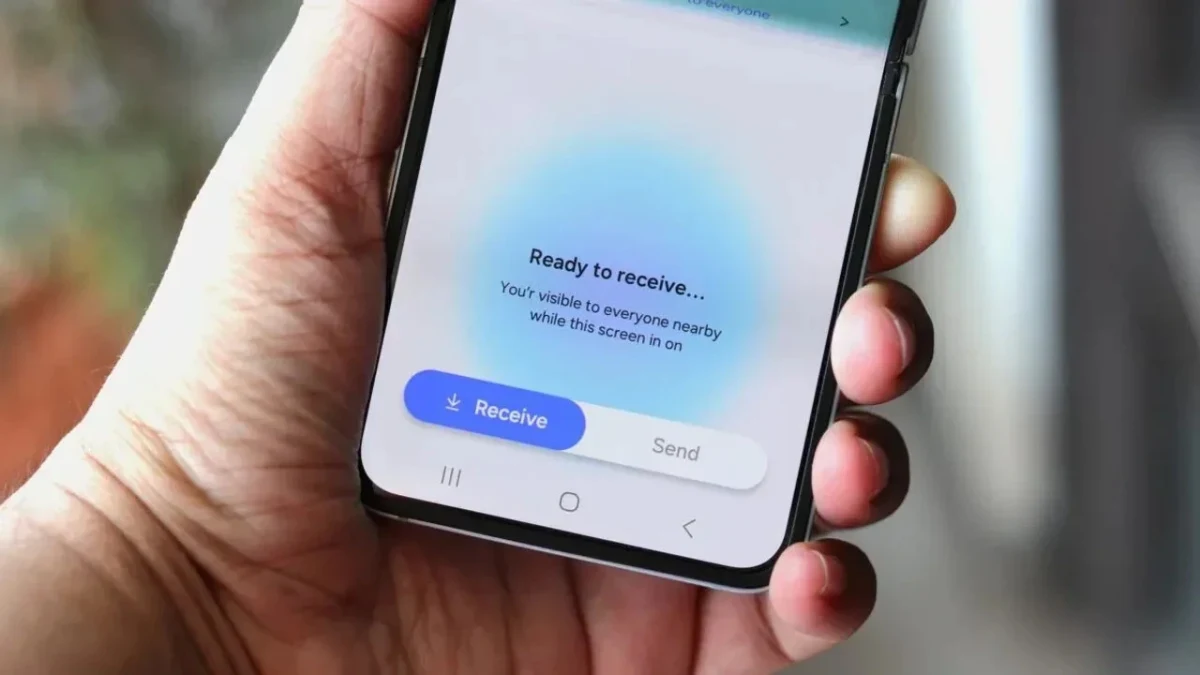 Quick Share ekranında dosya almaya hazır bir akıllı telefon