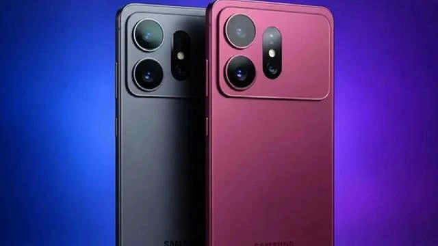 Siyah ve bordo renkli iki Samsung Galaxy akıllı telefonun arka yüzü