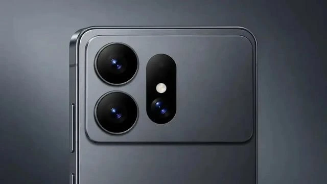 Koyu renkli bir Samsung telefonun arka yüzü ve kamera bölümü