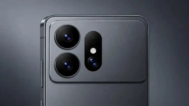 Koyu renkli Galaxy S27 Ultra konsept telefonun arka yüzü ve kamera modülü