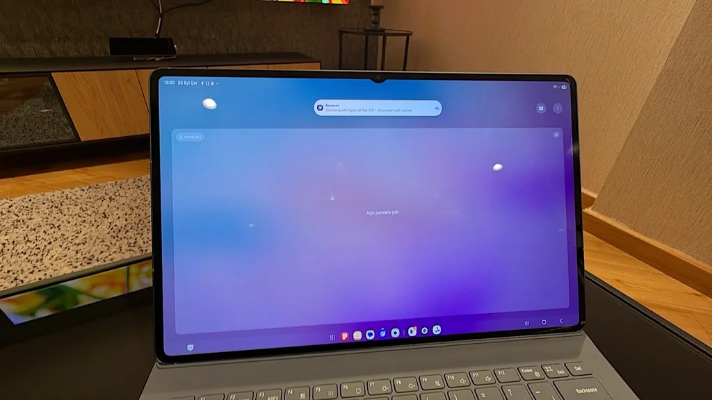 Klavye aksesuarına bağlı Galaxy Tab ekranında masaüstü görünümü