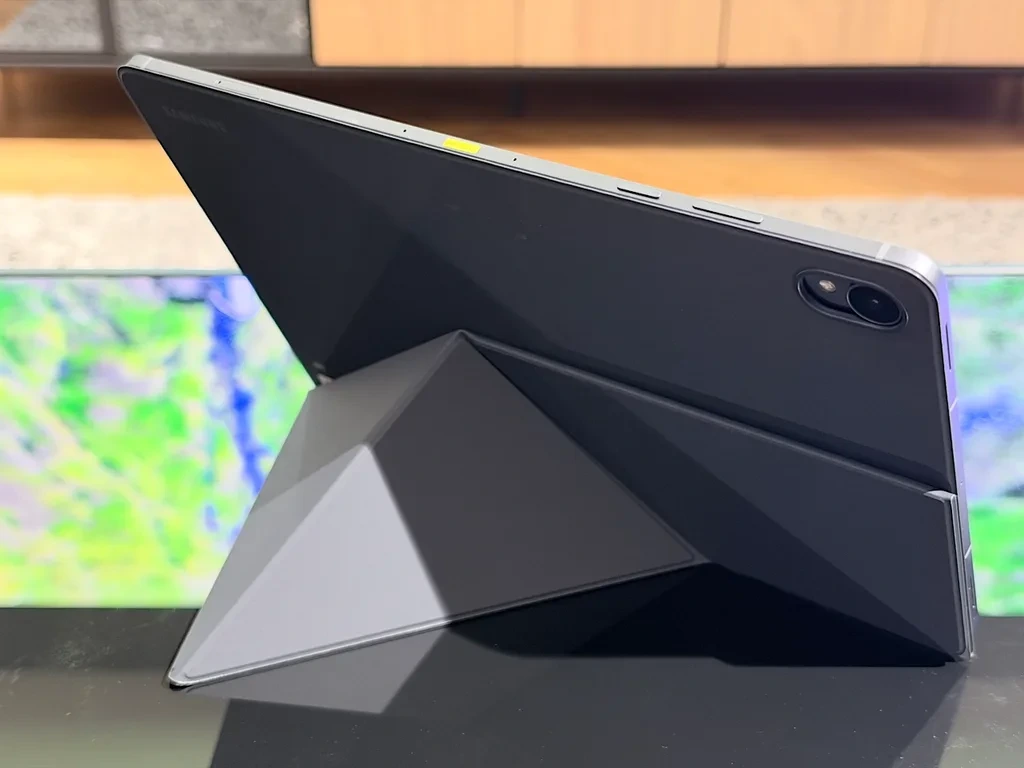 Katlanır destekli kılıf üzerinde duran Galaxy Tab tabletin arka yüzü