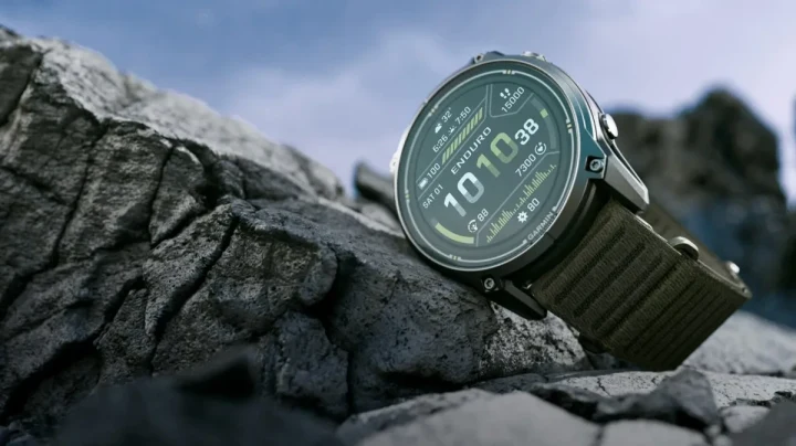 Garmin Enduro 4 akıllı saat kayalık bir yüzey üzerinde