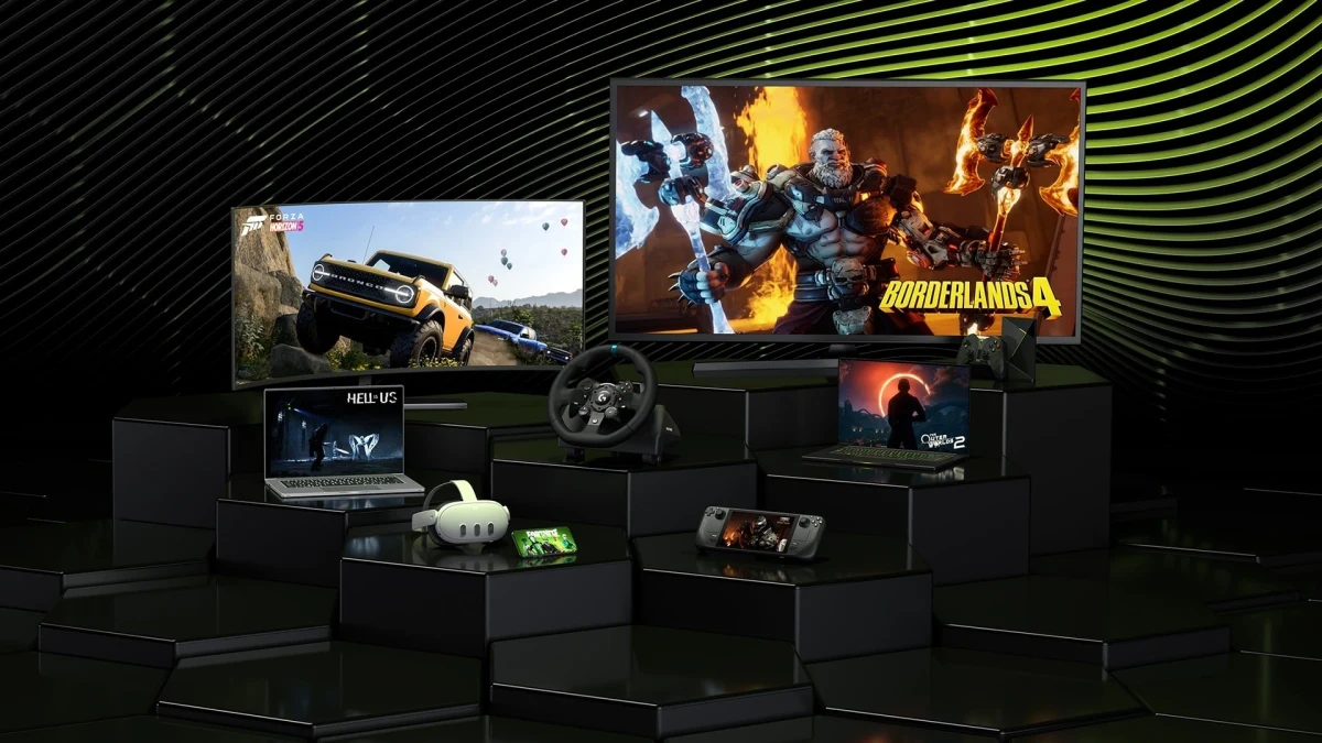 Farklı oyunları gösteren ekranların önünde GeForce Now uyumlu cihazlar