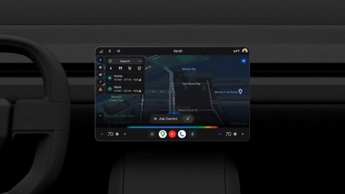 Otomobilin orta konsolundaki ekranda Android Auto arayüzü