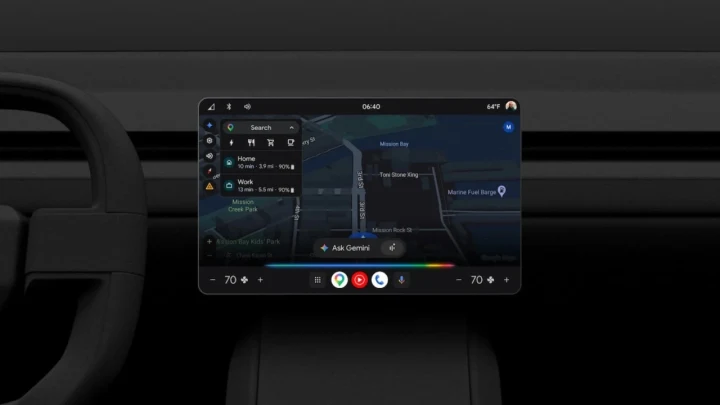 Otomobilin orta konsolundaki ekranda Android Auto arayüzü