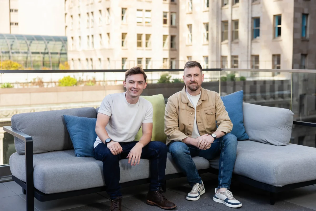 General Compute’un kurucuları Finn Puklowski ve Jason Goodison açık havada bir koltukta oturuyor