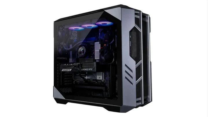 Gigabyte AI TOP ATOM sistemini temsil eden, iç donanımı görünen siyah masaüstü bilgisayar kasası
