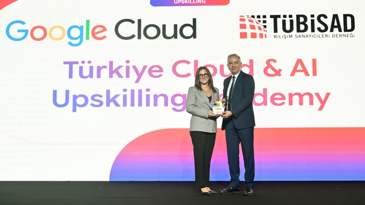 Google Cloud ve TÜBİSAD logolarının yer aldığı sahnede iki kişi akademi tanıtımı sırasında