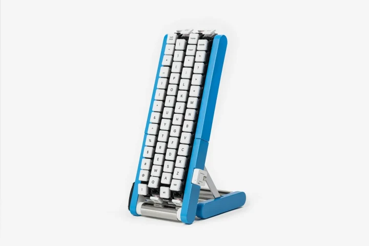 Mavi gövdeli, dört hareketli bant üzerinde tuşlar taşıyan Gboard Kurukuru klavye tasarımı