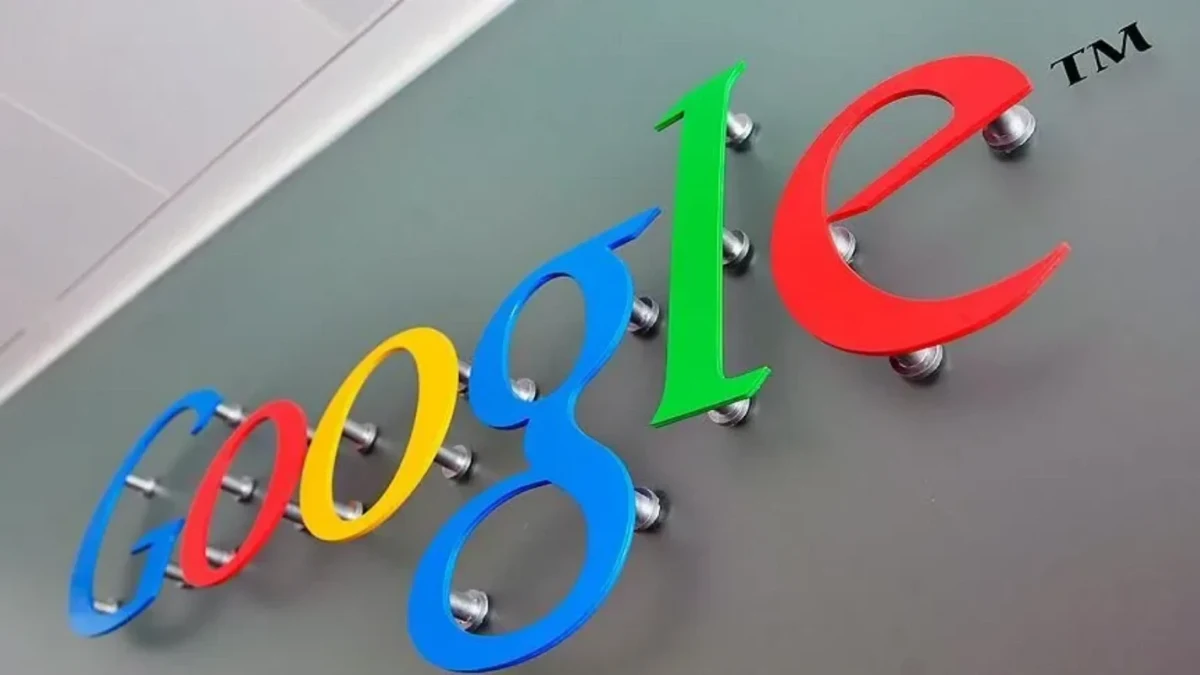 Duvara monte edilmiş renkli Google harflerinden oluşan logo
