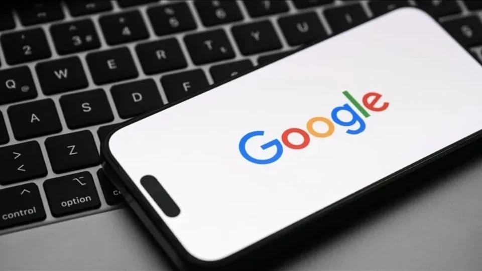 Klavyenin üzerinde Google logosu görünen bir akıllı telefon