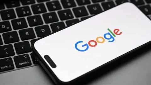 Klavyenin üzerinde Google logosu görünen bir akıllı telefon