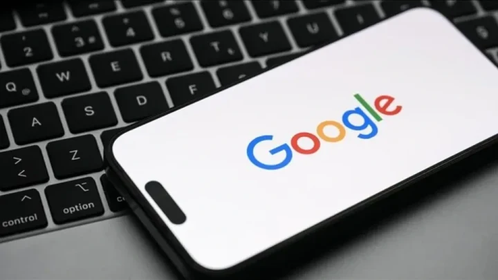 Klavyenin üzerinde Google logosu görünen bir akıllı telefon