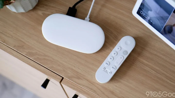 Ahşap masa üzerinde Google TV Streamer cihazı ve kumandası