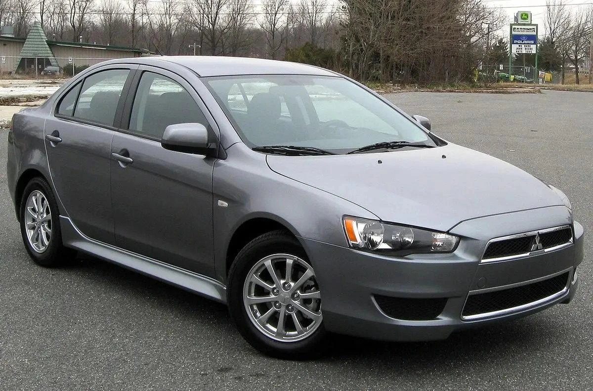 Gri Mitsubishi Lancer sedan