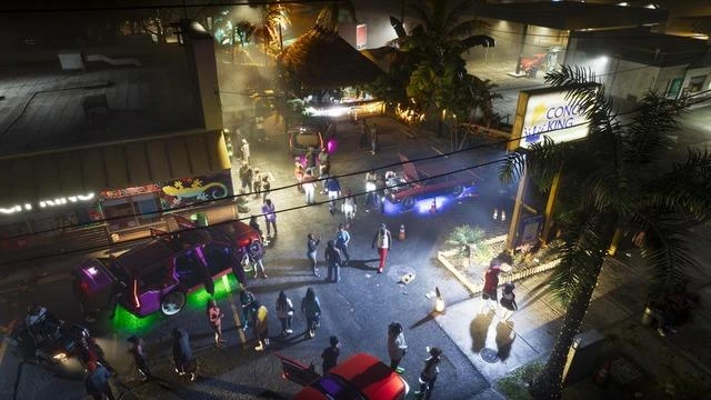GTA 6’dan gece aydınlatmalı bir sokak sahnesi; çevrede insanlar ve araçlar görülüyor