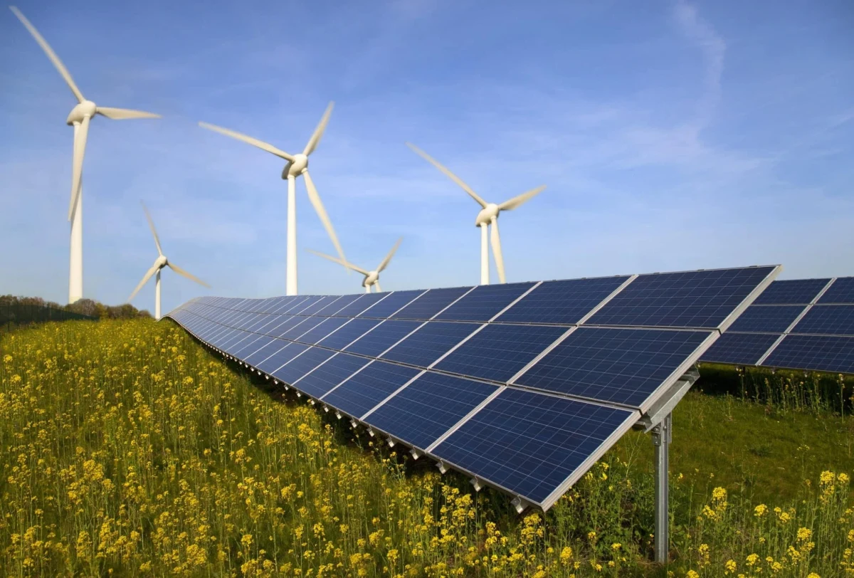 Güneş panelleri ve rüzgâr türbinlerinden oluşan yenilenebilir enerji sahası