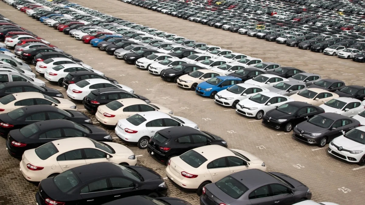 Geniş bir alanda düzenli sıralar halinde park edilmiş araçlar