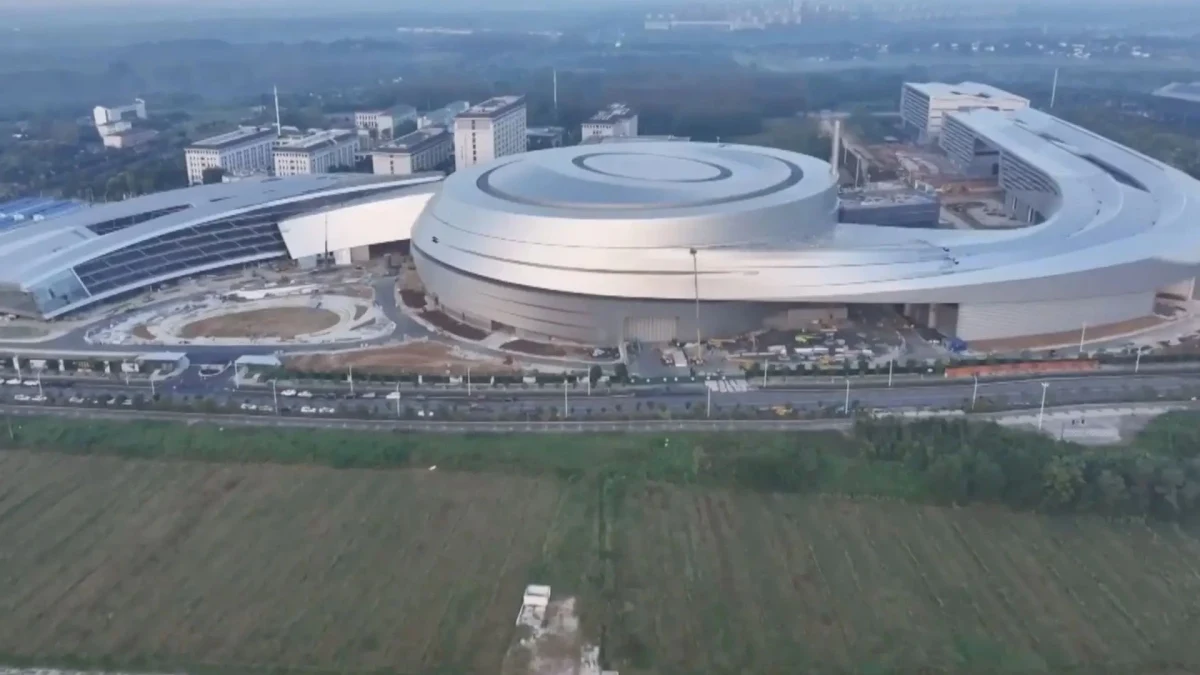 Hefei’deki BEST füzyon reaktörünün dairesel ana kompleksi havadan görüntüleniyor.