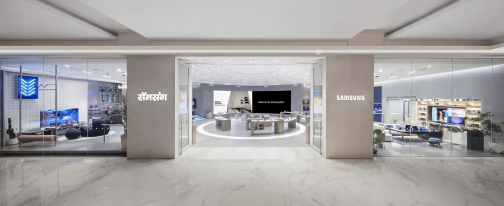 Samsung ve başka bir teknoloji markasının mağazalarının yer aldığı geniş, aydınlık bir alışveriş merkezi iç mekânı