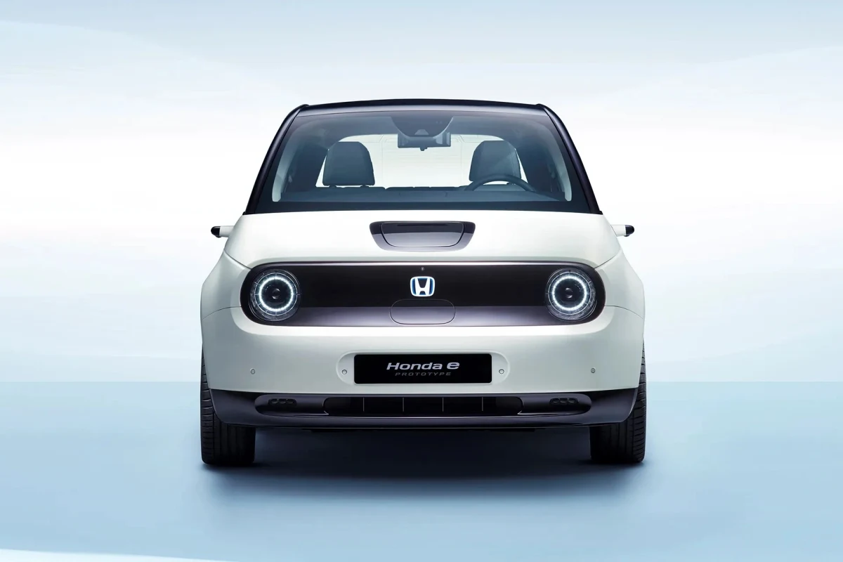 Beyaz Honda E modelinin önden görünümü