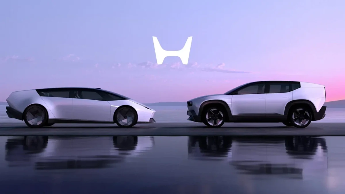 Honda amblemi altında yan yana duran iki elektrikli araç konsepti