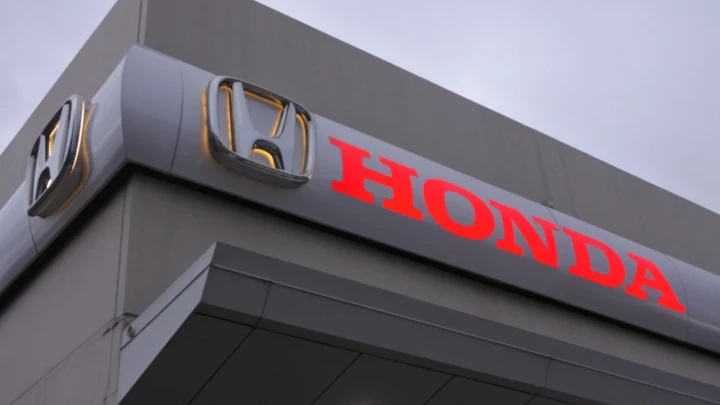 Honda logosu bir binanın dış cephesinde görülüyor.