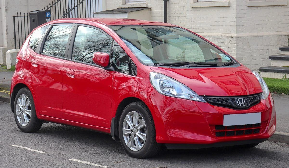 Kırmızı Honda Jazz hatchback