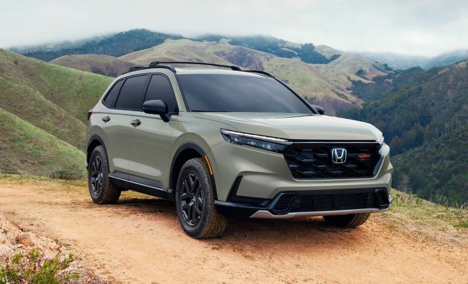 Dağlık bir arazide duran Honda SUV