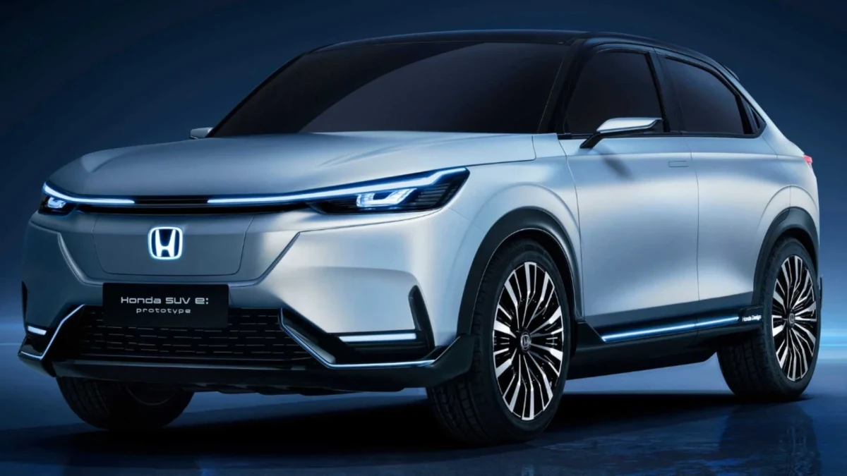 Önden ve yandan görünen beyaz Honda SUV prototipi