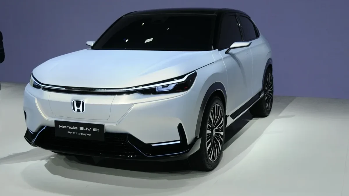 Sergi alanında önden görünen beyaz Honda SUV prototipi