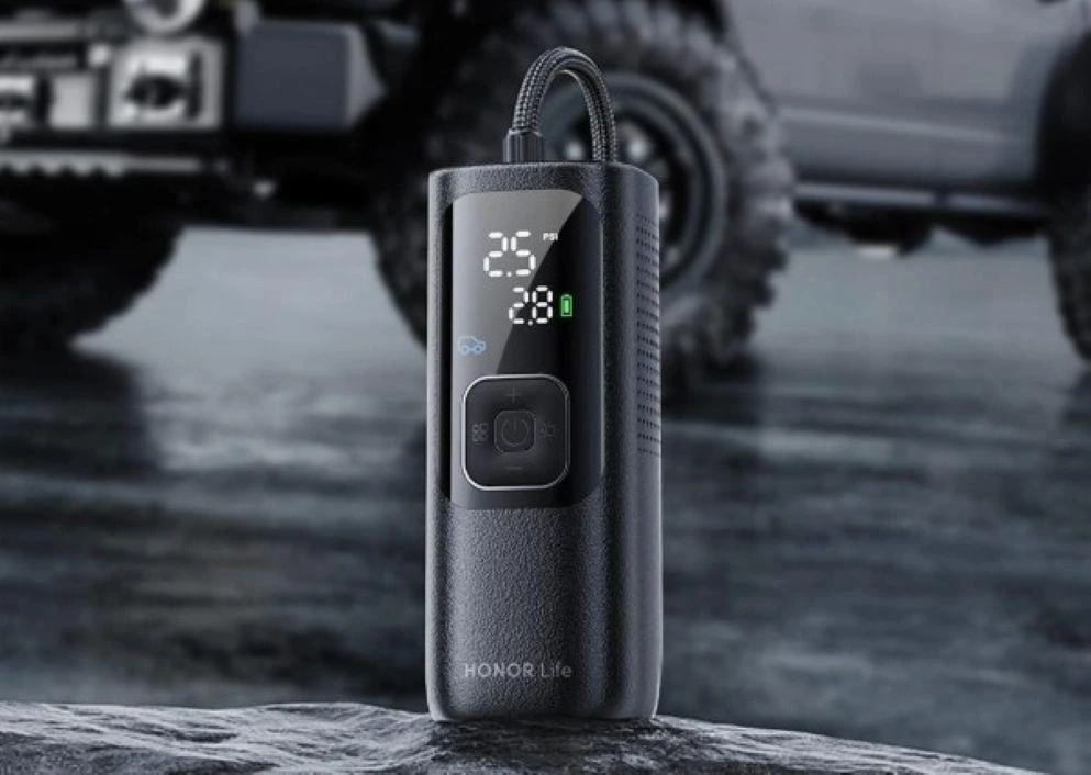 Honor Life Air Pump Lite taşınabilir kompresör, LED ekranı ve hortumuyla görülüyor.