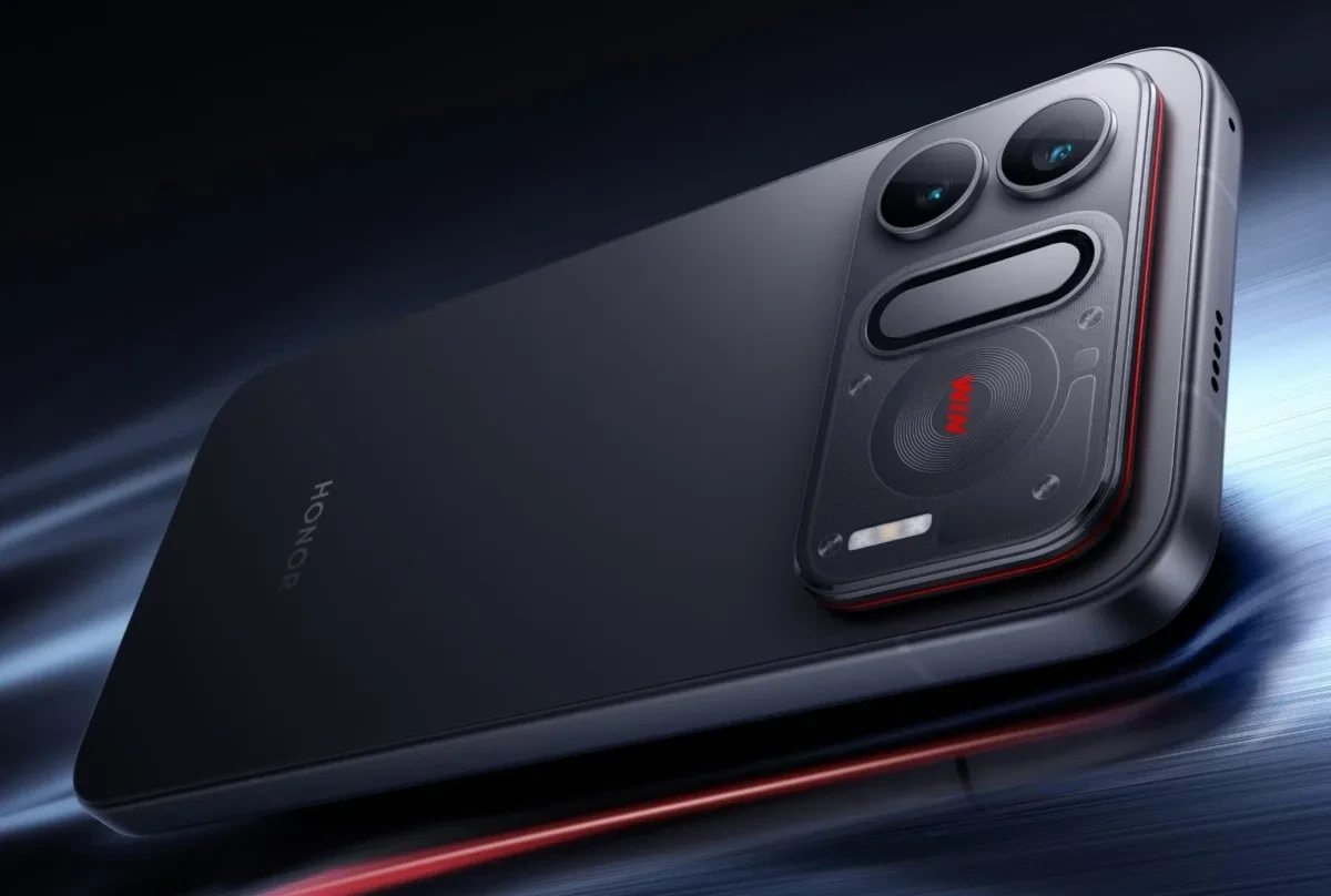 Siyah Honor telefonun arka yüzü ve kamera modülü