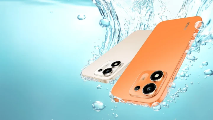 HONOR X8e’nin turuncu ve açık renkli telefonlarını su sıçramaları arasında gösteren ürün görseli