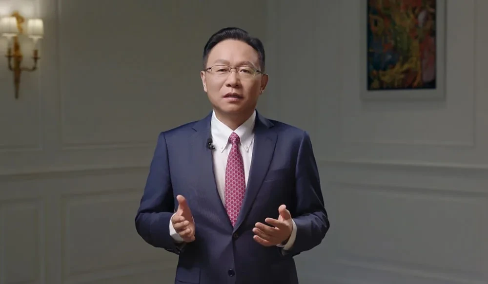Huawei Yönetim Kurulu Başkan Yardımcısı ve Dönüşümlü Başkanı David Wang, konuşma yaparken